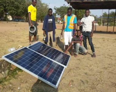 Eguzki plakak Tanzanian – Placas solares en Tanzania